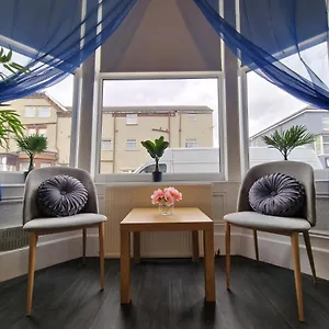 https://green-paradise-apartments.hotelsin-chester.com