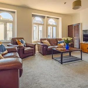 https://castleview-coastal-comfort-with-2-parking-spaces.cardiffhotelswales.com