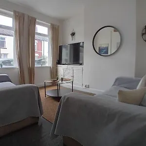 https://large-family-home-central-location-3-double-bedrooms.cardiffhotelswales.com